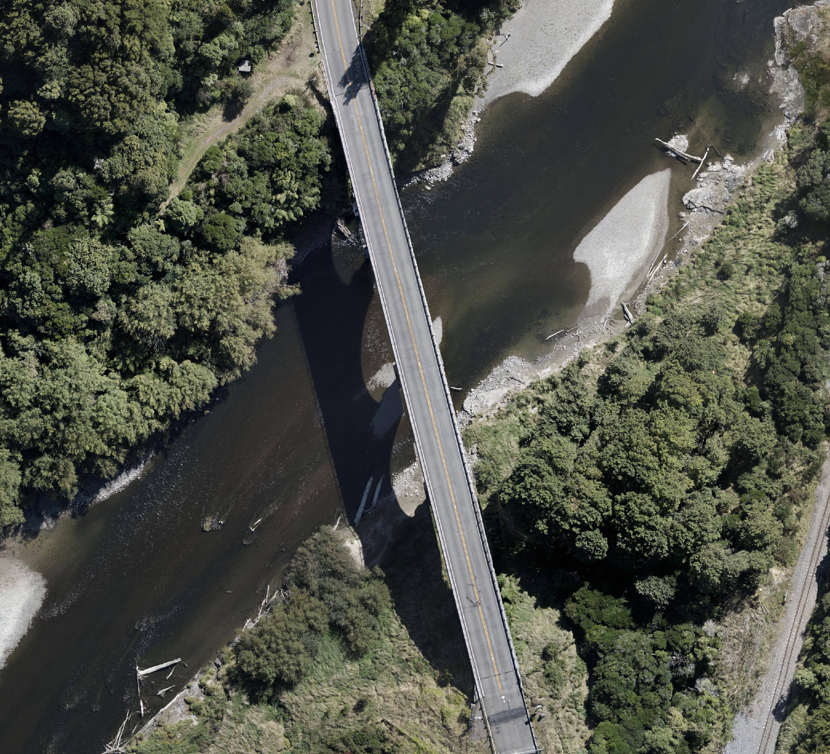 Manawatū Gorge bridge mapped with no vertical displacement.
